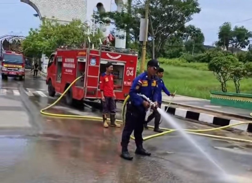 Jelang HUT ke-26, Bupati dan Wabup Rohul Instruksikan Pembersihan Jalan Protokol Pasir Pengaraian