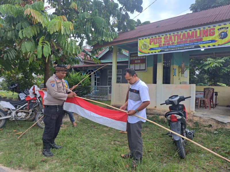 Semarak HUT Ke-81 RI, Polsek Minas Bersama Warga Pasang Bendera Merah Putih di Pos Satkamling Rantau Bertuah