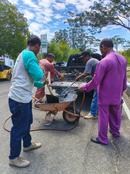 Kadis PUPR Rohul Pimpin Bakti Sosial, Serpihan Aspal Daur Ulang Dimanfaatkan Tambal Jalan Berlubang