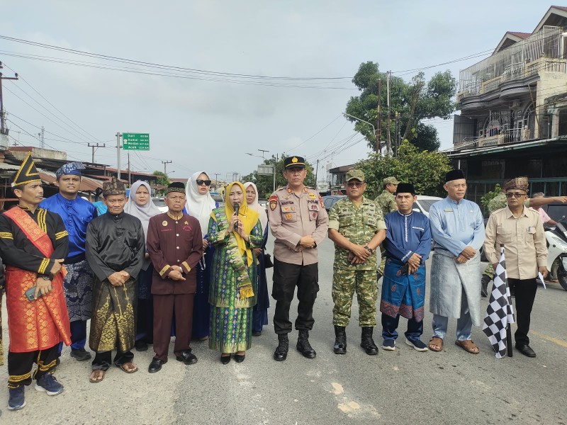 Wakapolsek Minas AKP Martius Ashairi Ikuti Pawai dan Pembukaan Julang Budaya Kecamatan Minas 2026