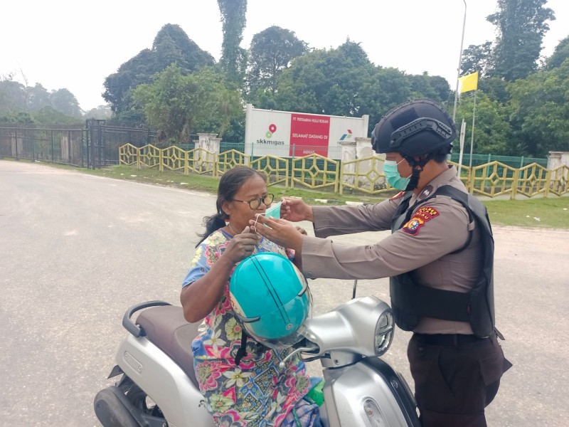 Polsek Minas Selalu Rutin Bagikan Masker kepada Warga Guna Antisipasi Dampak Kabut Asap
