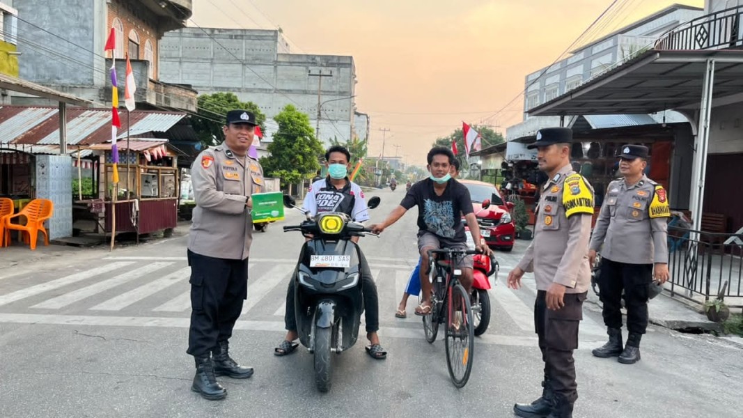 Polres Siak Bagikan Ribuan Masker, Antisipasi Dampak Kabut Asap dan ISPA