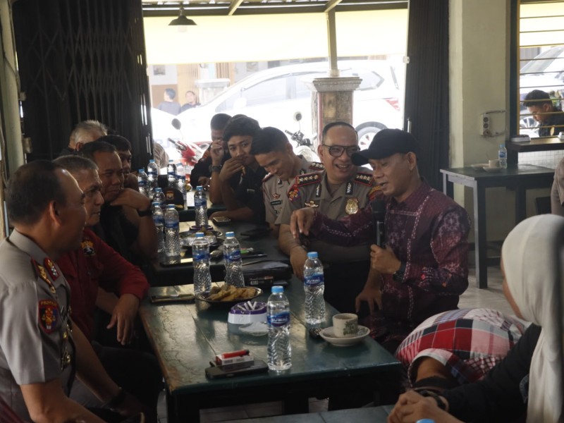 Duduk Bersama Warga di Warkop Yumin, Kapolda Babel Serap Keluhan Narkoba Hingga Masalah Timah