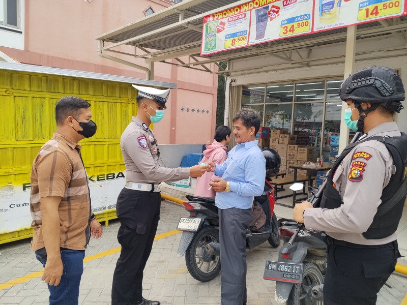 Polsek Minas Bagikan 100 Masker kepada Warga untuk Antisipasi Dampak Kabut Asap Yang Kian Pekat
