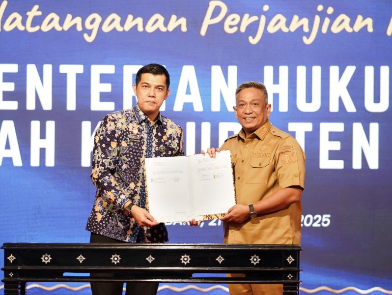 Komitmen untuk Keadilan, Bupati Rokan Hulu Terima Penghargaan dari Kemenkumham RI
