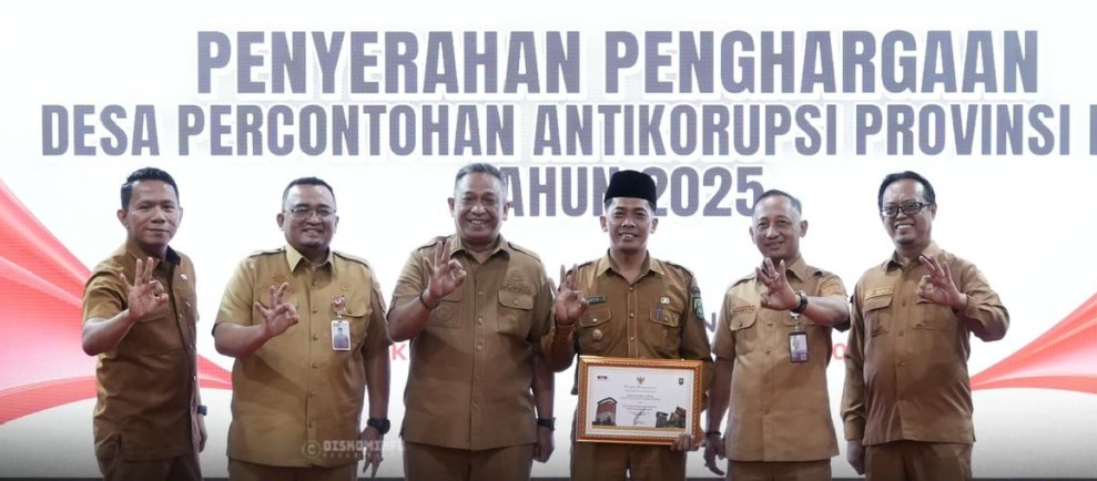 Di Dampingi Bupati Anton Terima Penghargaan, Kades di Rokan Hulu Ini Dapat Tiket Umroh Gratis dari Pemprov