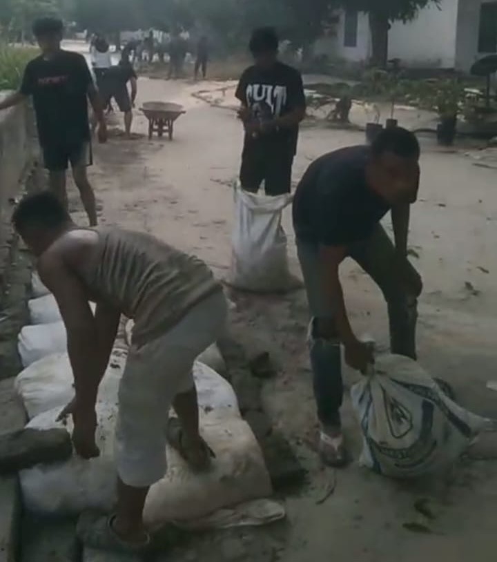 Warga Dusun 10 Serbangan Estate Kompak Gotong Royong, Bersihkan Lingkungan dan Perbaiki Jalan