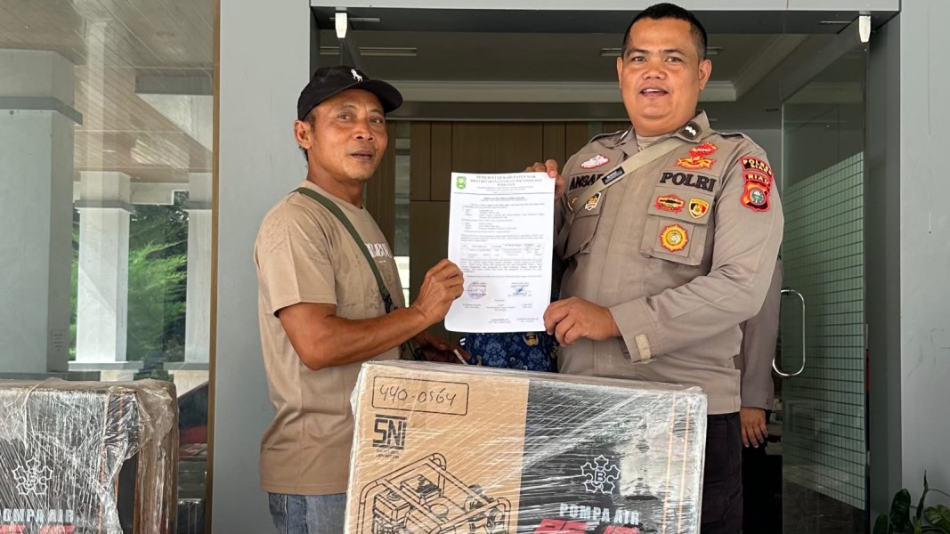 Kelompok Tani Binaan Polsek Koto Gasib Terima Bantuan Alsintan untuk Perkuat Ketahanan Pangan