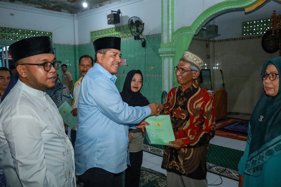 Masyarakat Minas Jaya Gembira Terima Sertifikat Tanah Dari Bupati Alfedri