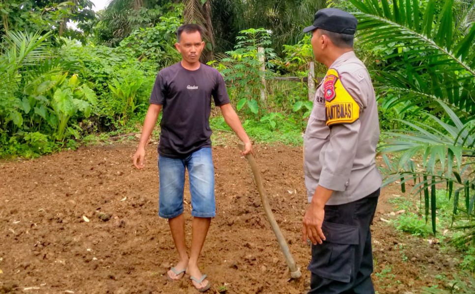 Bhabinkamtibmas Desa Morong Ajak Warga Kembangkan Pertanian Pekarangan untuk Perkuat Ketahanan Pangan