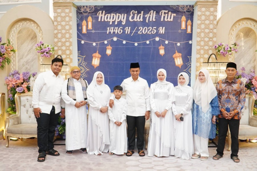 Gelar Open House Idulfitri 1446 H. Dirumah dinas Bupati kampar