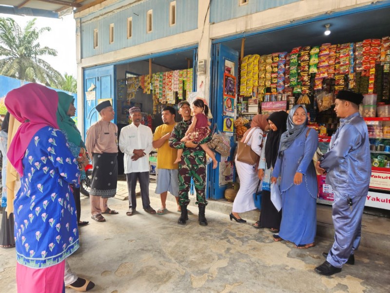 Babinsa Koramil 01/Siak Dampingi Kegiatan Imunisasi Zero Dose di Kampung Simpang Perak