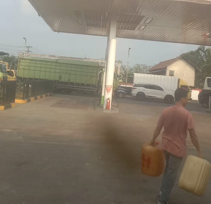 Diduga Utamakan Pelangsir, Aktivitas di SPBU 14.193.134 Rengat Tuai Keluhan Pengendara