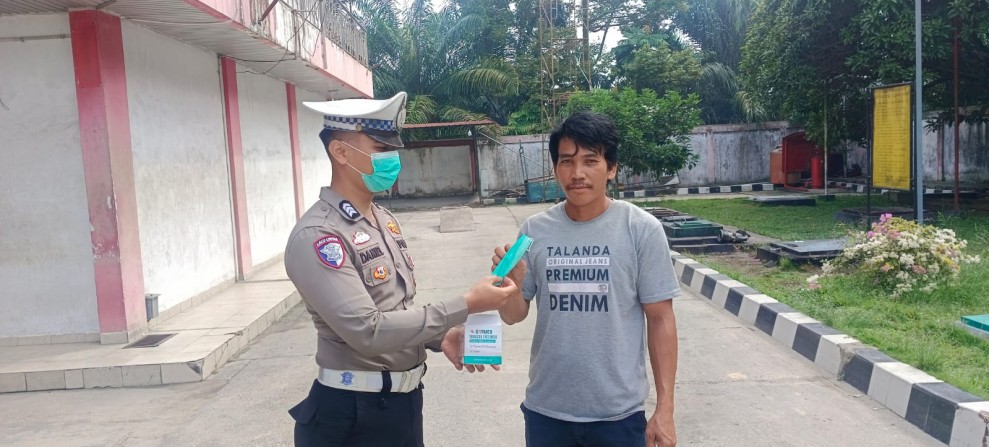 Kabut Asap Mengancam Kesehatan, Polsek Minas Bagikan 100 Masker kepada Warga