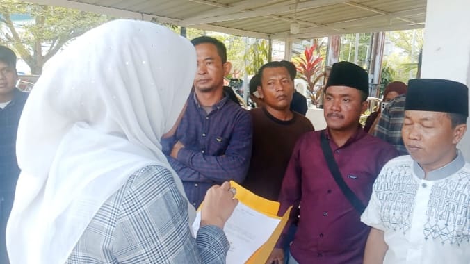 Honorer BPBD Rohil Datangi Mess Pemda, Minta Hak Gaji Mereka Segera Dibayarkan