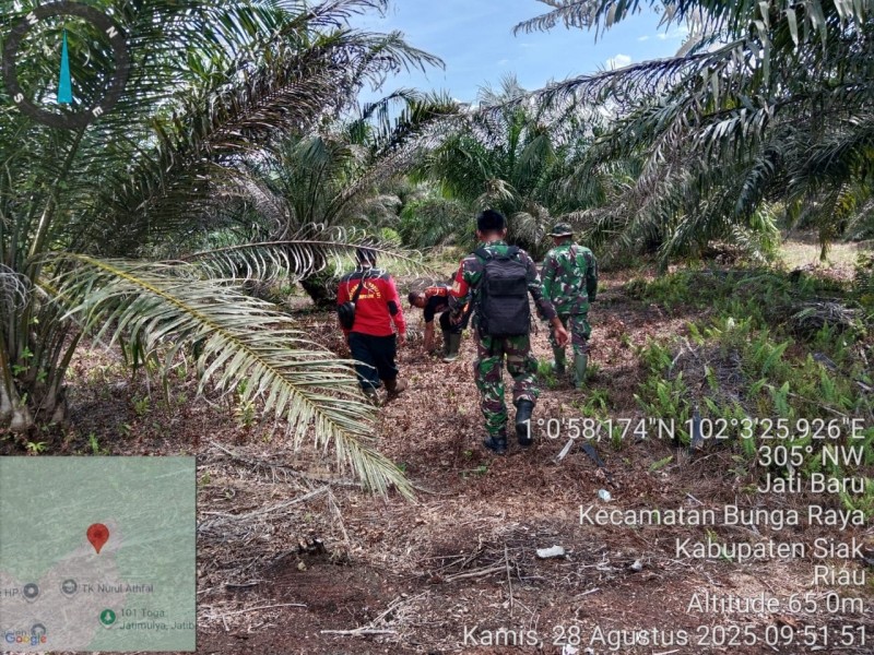 Babinsa Koramil 06/Pwk Sabak Auh Teguh Menjaga Rimba: Patroli Karhutla di Jatibaru