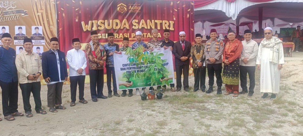Luluskan Angkatan Pertama, Wisuda Perdana Ponpes Aufia Diwarnai Aksi Green Policing Oleh Polsek Minas