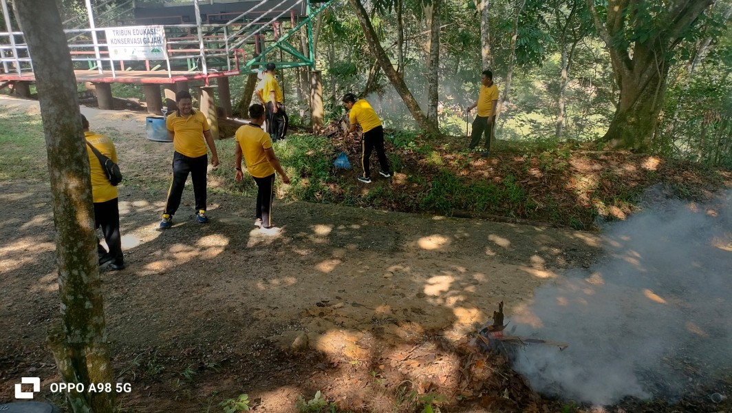 Polsek Minas Gelar Gerakan Nasional Indonesia ASRI, Bersihkan Kawasan Pusat Latihan Gajah