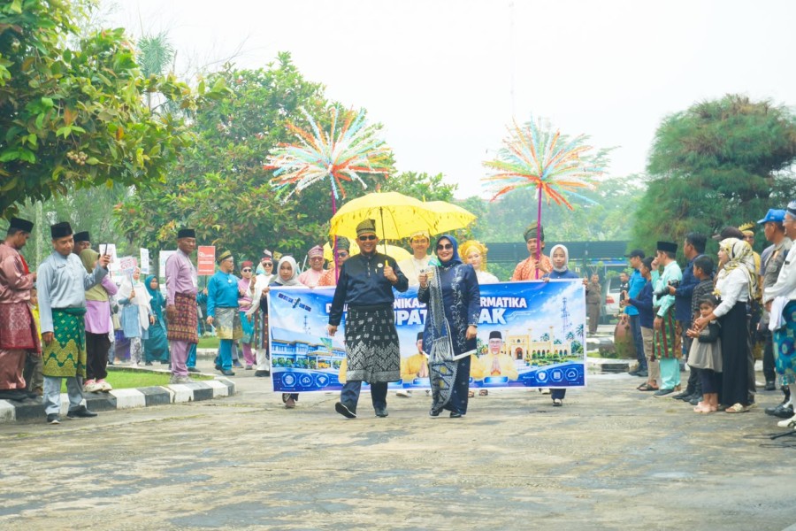 PERDANA! 41 PERANGKAT DAERAH PAWAI KOSTUM UNIK DI HUT KE-27 SIAK