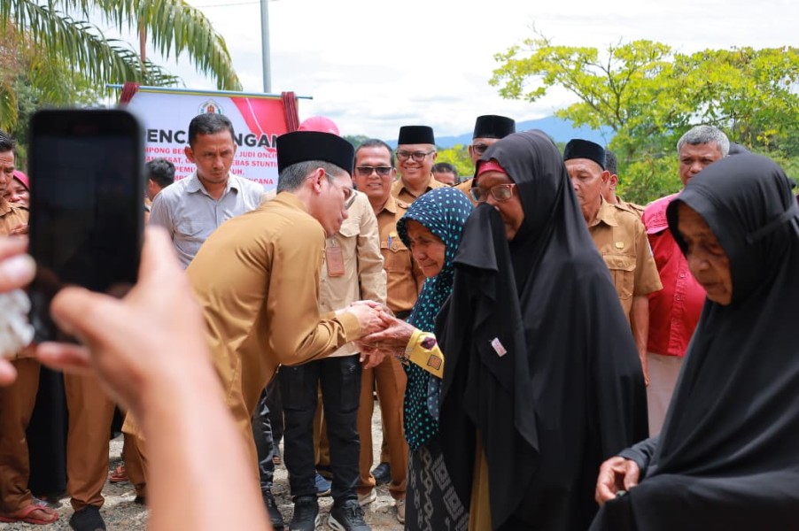 Bupati Aceh Barat Tarmizi Gelar Program Berkantuor Sehari di Gampong Antong