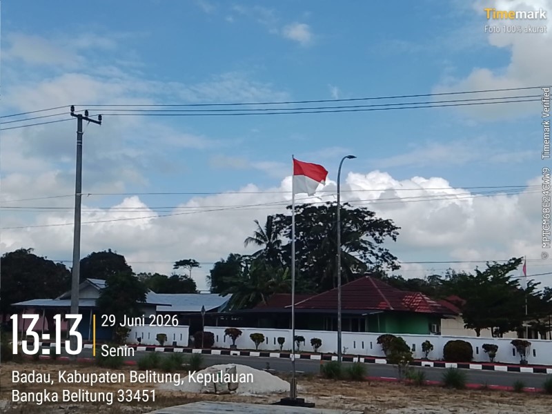 Bendera Merah Putih Robek Masih Berkibar di Halaman Balai Nikah KUA Badau, Warga Soroti Penghormatan terhadap Lambang Negara