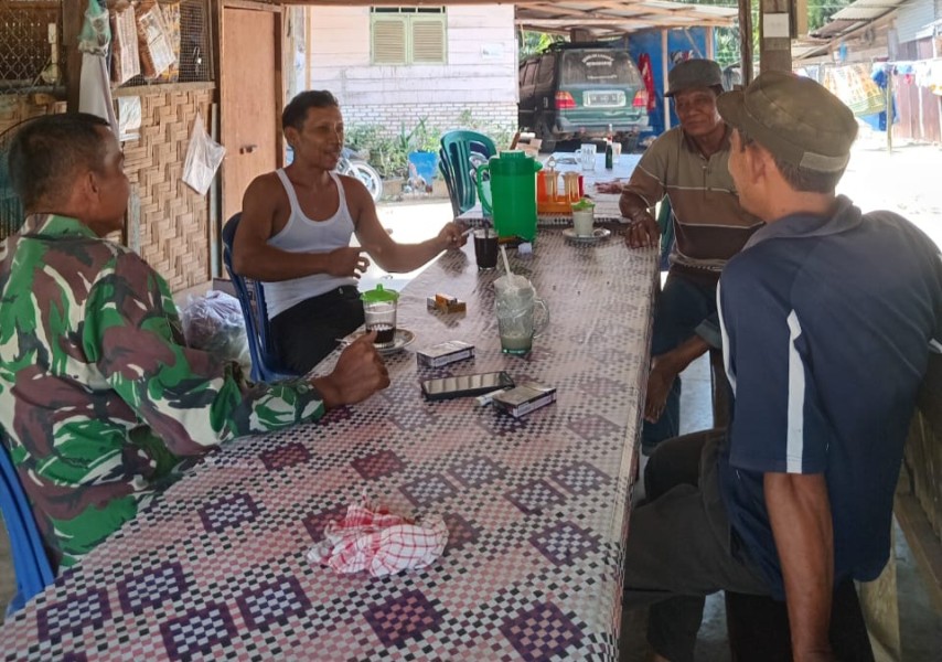 Babinsa Serma Sri Wahyudi Gelar Komsos Bahaya Narkoba di Kampung Lubuk Jering