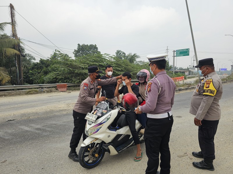 Jaga Kesehatan Warga di Tengah Kabut Asap, Polsek Minas Bagikan Ratusan Masker
