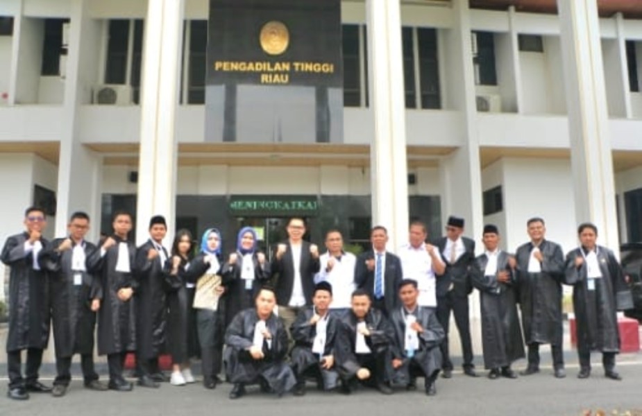Ketua Pengadilan Tinggi Riau Ambil Sumpah/Janji 16 Advokat PERADI UTAMA