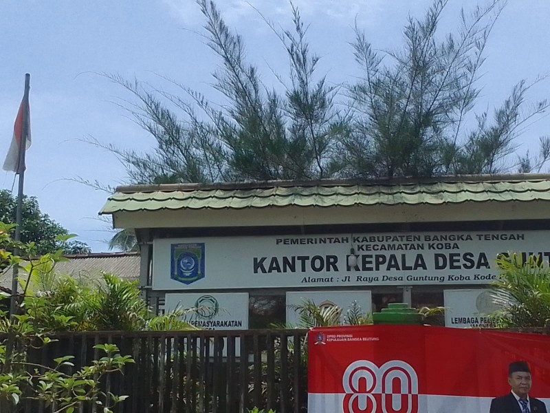 Bendera Merah Putih Kusam dan Sobek Berkibar di Kantor Desa Guntung, Bupati Bangka Tengah Diminta Bertindak Tegas