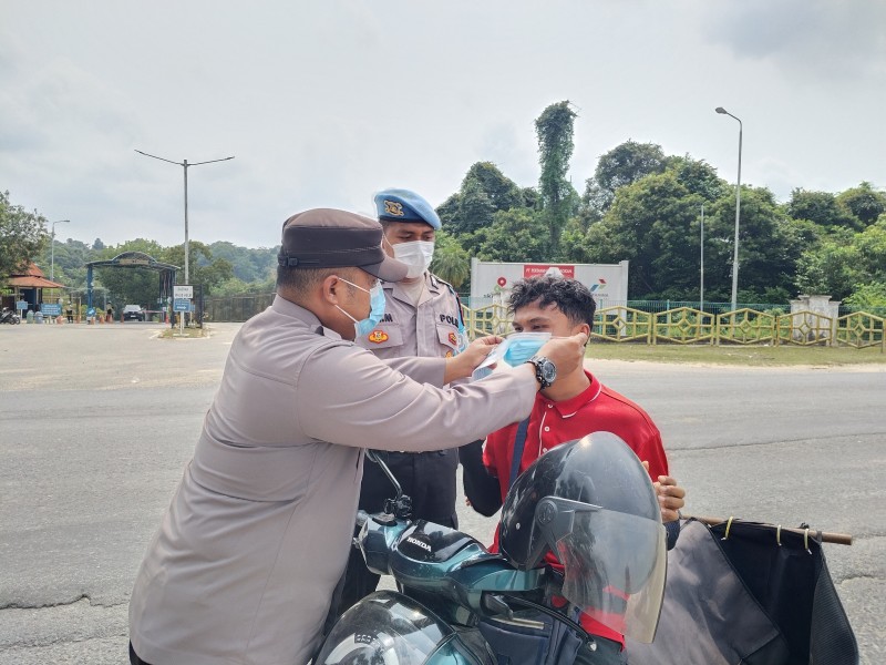 Polsek Minas Bagikan Ratusan Masker Kepada Warga di Tengah Kabut Asap