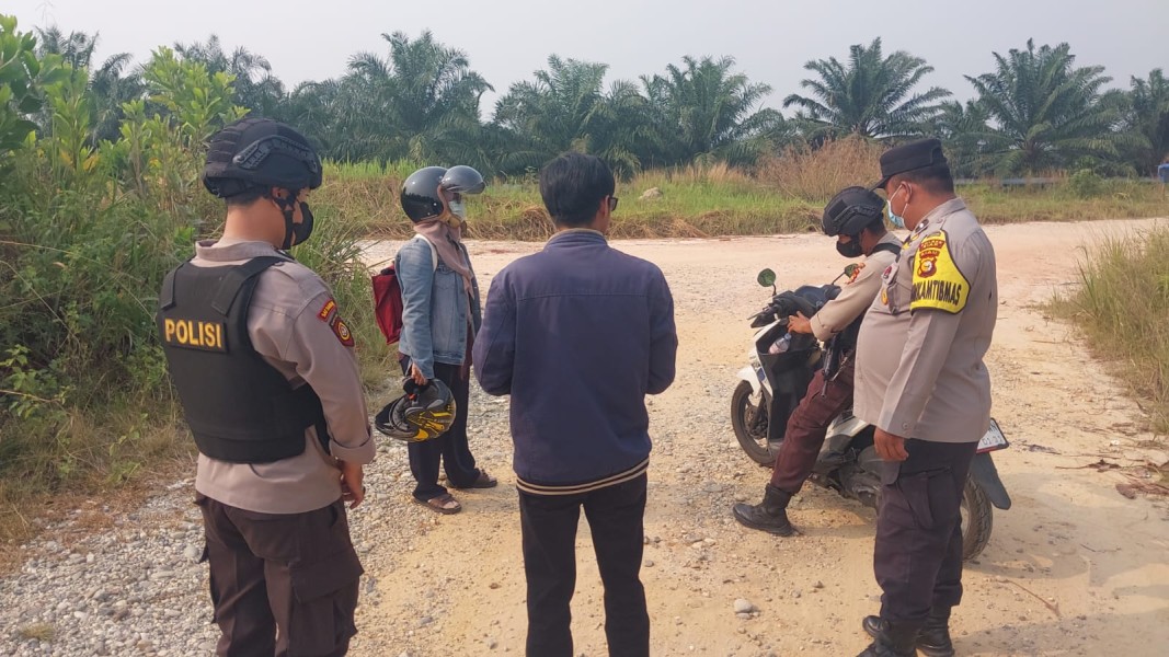 Polsek Minas Respon Cepat Aduan Call Center 110, Bantu Warga Motor Mogok di Jalan Lintas Sumatera