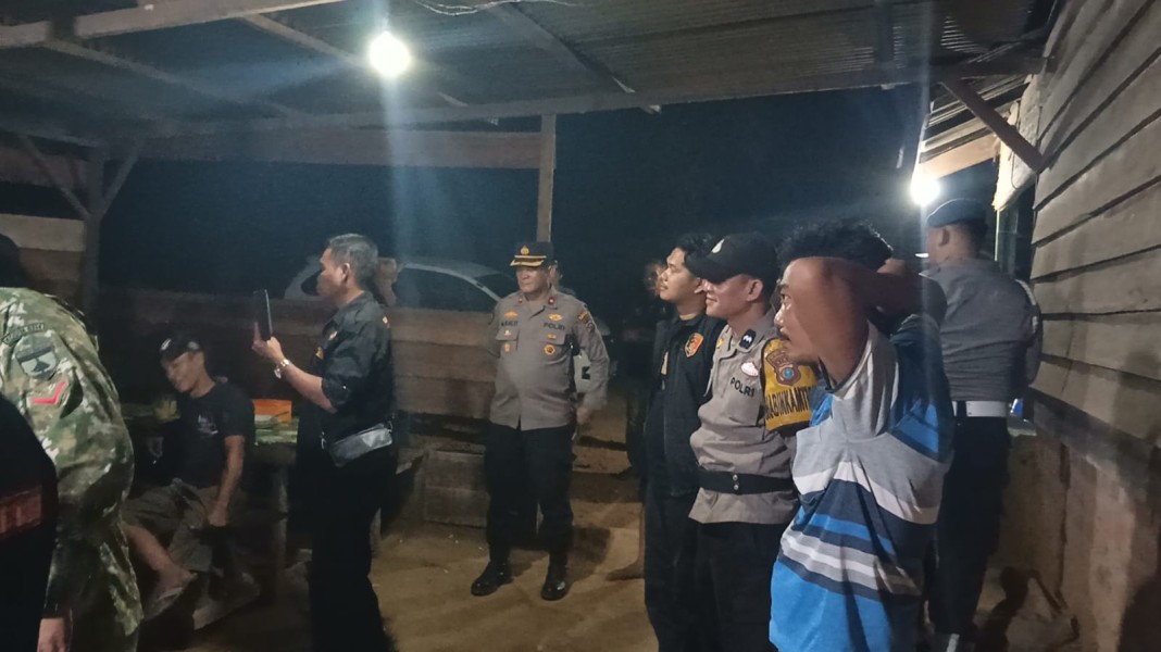 Polsek Kemuning Bersama TNI dan Satpol PP Sisir Lokasi Rawan Narkoba, Bong dan Timbangan Digital Ditemukan