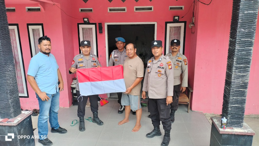 Polsek Minas Bagikan Bendera Merah Putih kepada Warga Sambut HUT RI ke-81