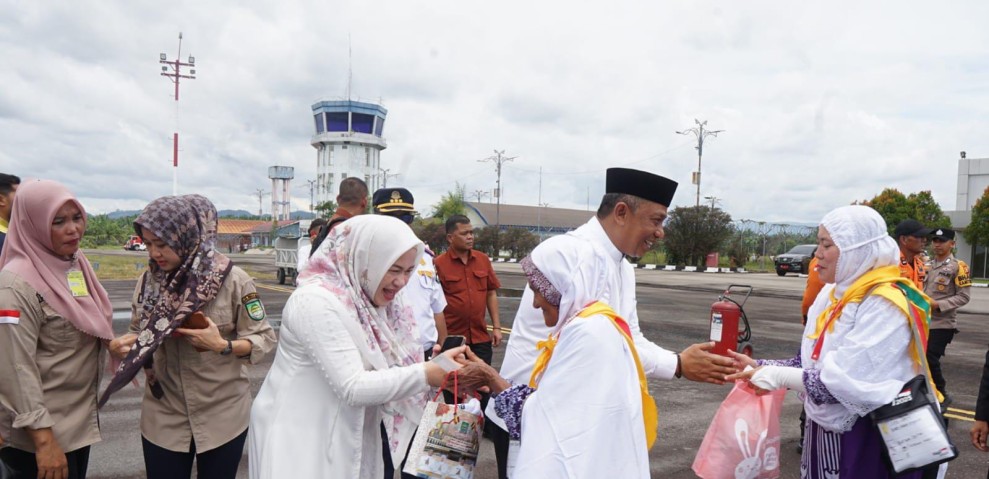 Bupati Anton Dampingi para Rombongan Menuju Batam di Hari Kedua Keberangkatan JCH Rohul