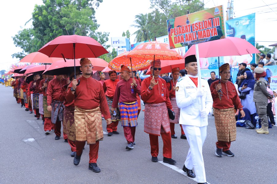 Rohul Tampil Memukau di Pawai Ta'aruf MTQ ke-43 Riau, Bupati dan Wakil Bupati Turun Langsung Bersama Peserta