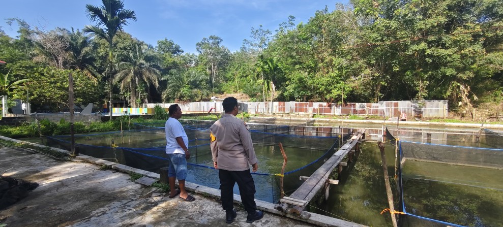 Bhabinkamtibmas Air Molek I Dukung Program Ketahanan Pangan Nasional Melalui Budidaya Kolam Ikan