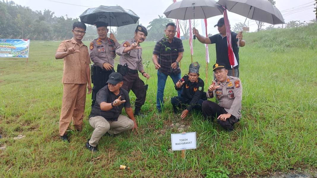 Polsek Minas Tanam 230 Bibit Pohon Dukung Program Green Policing Polda Riau