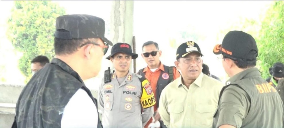 Kepala BNPB didampingi Bupati Rohul Anton tinjau Karhutla di Cipogas, Suharyanto : pemadaman karhutla melalui modifikasi cuaca dan water Boombing lebih efektif