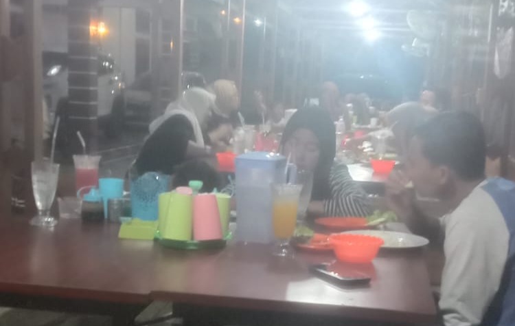 Pondok Restu Ikan Bakar Dipadati Keluarga Saat Buka Bersama