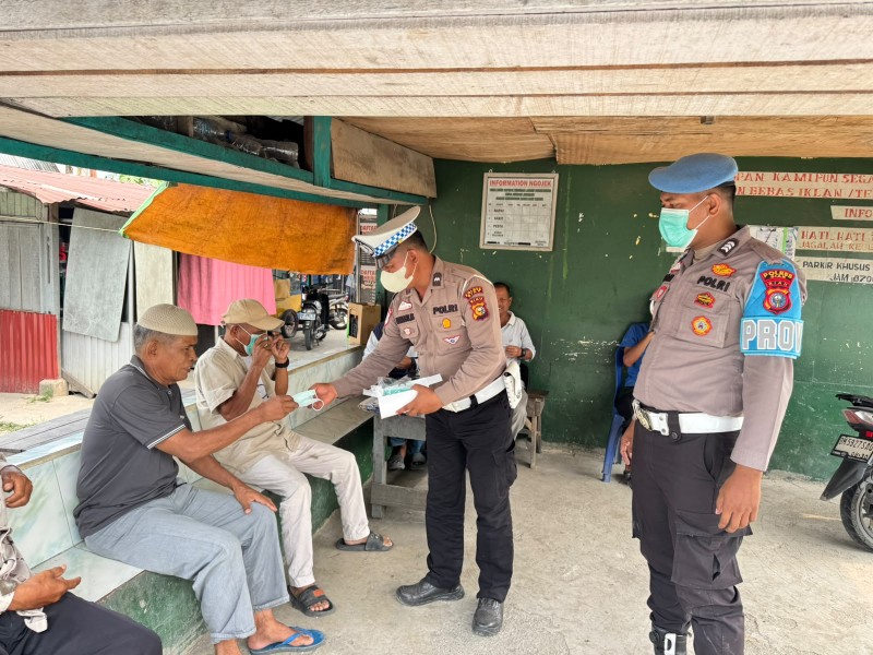 Sambangi Warga, Polsek Minas Bagaikan Ratusan Masker Antisipasi Dampak Kabut Asap