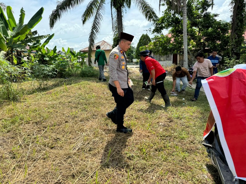 Polsek Minas Gelar Karya Bakti Bersihkan Lingkungan Masjid, Libatkan TNI dan Warga