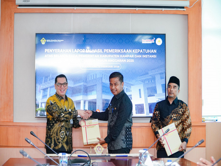 Bupati Kampar Serahkan Laporan Hasil Kepatuhan Atas Belanja Pemerintah Kab. Kampar Tahun 2025 Kepada BPK Perwakilan Prov. Riau