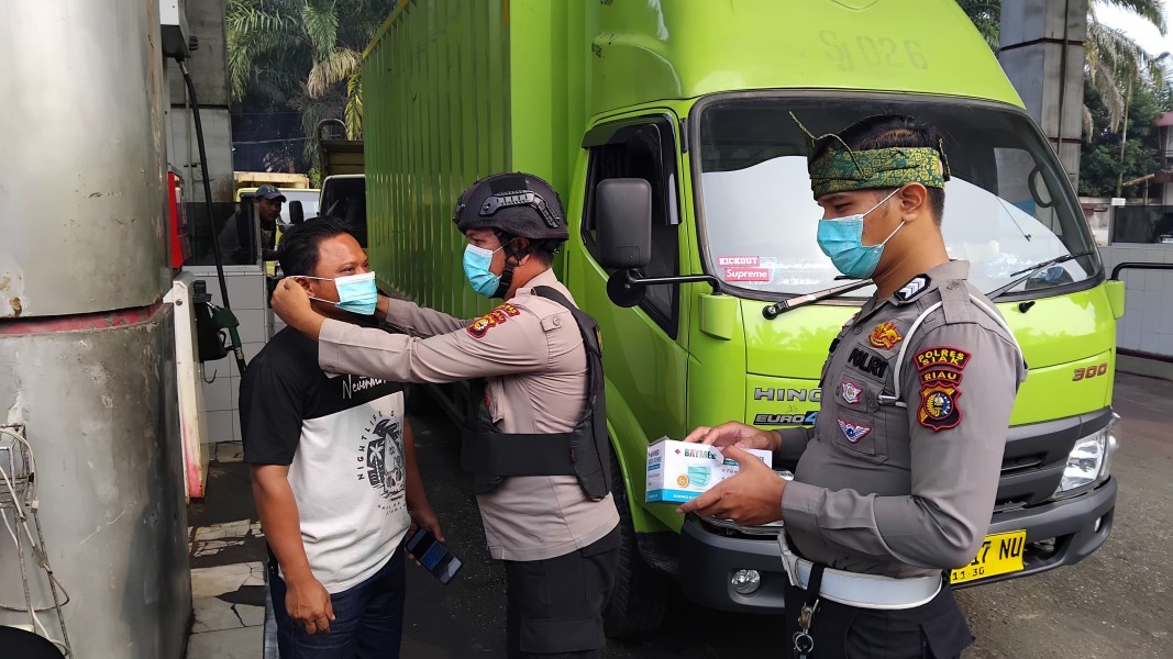 Polsek Minas Bagikan 100 Masker kepada Warga Yang Mengisi BBM Di SPBU di Tengah Kabut Asap