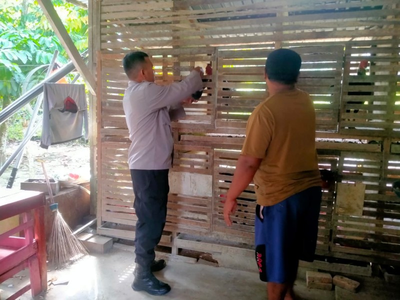 Kapolsek Pasir Penyu Dorong Penguatan Ketahanan Pangan, Bhabinkamtibmas Sambangi Peternak Ayam Kampung di Pasir Bongkal