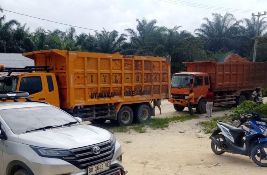 Warga Blokir Jalan Operasional PT Arara Abadi, Protes Dugaan Aktivitas di Kawasan Tahura Sultan Syarif Hasyim