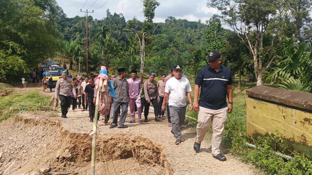 Bupati Rohul Anton Tinjau Desa Cipang Kiri Hulu Pasca Banjir Bandang, Instruksikan Perbaikan Jembatan Putus
