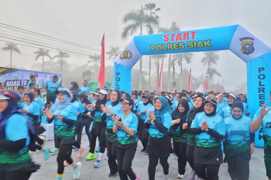 Pagi berkabut, Bupati Afni Lepas Road To Bhayangkara Run 2026 di Kota Siak