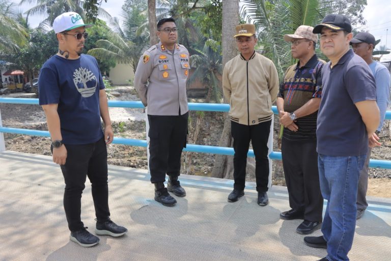Kapolres Kampar Dampingi Bupati Kampar Cek Kesiapan Jembatan Merah Putih Menuju Peresmian