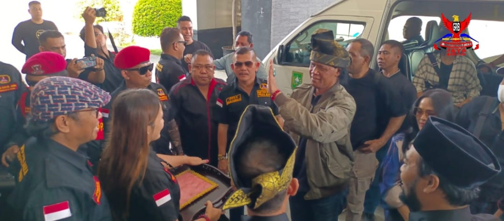 Ketua Umum GRIB Jaya Hercules Tiba Di Pekanbaru Disambut Dengan Pemberian Tanjak Khas Melayu