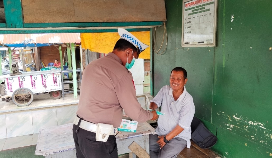 Personil Polsek Minas Kembali Bagikan 100 Masker kepada Masyarakat, Antisipasi Dampak Kabut Asap